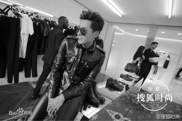 吴亦凡(KRIS) 街拍素颜照壁纸