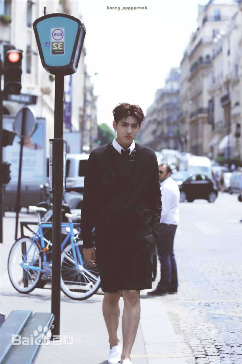 吴亦凡(KRIS) 街拍素颜照壁纸