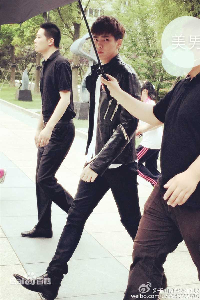 吴亦凡(KRIS) 街拍素颜照壁纸