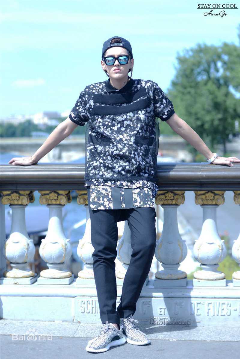 吴亦凡(KRIS) 街拍素颜照壁纸