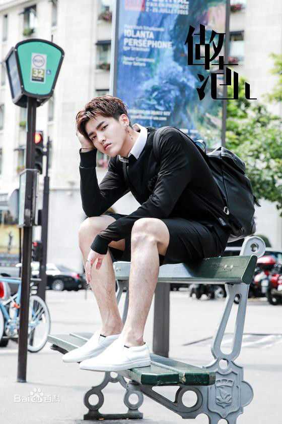 吴亦凡(KRIS) 街拍素颜照壁纸