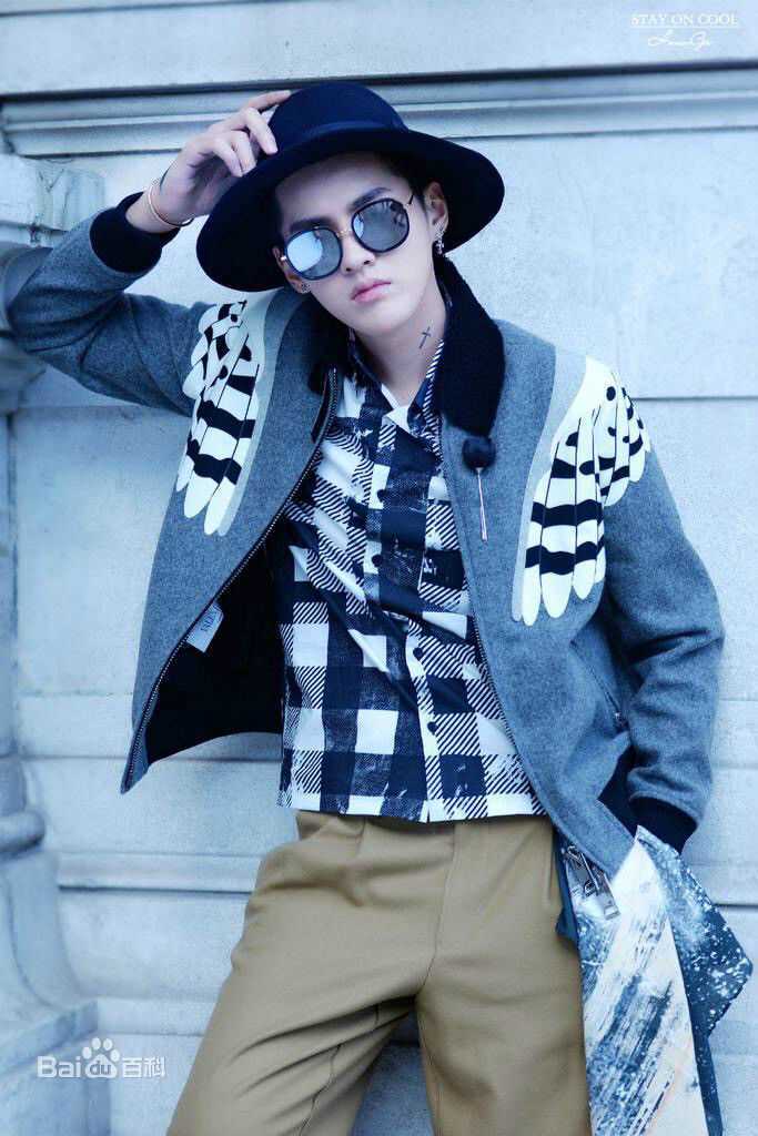 吴亦凡(KRIS) 街拍素颜照壁纸