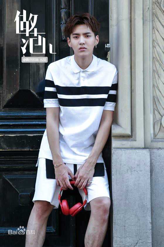 吴亦凡(KRIS) 街拍素颜照壁纸