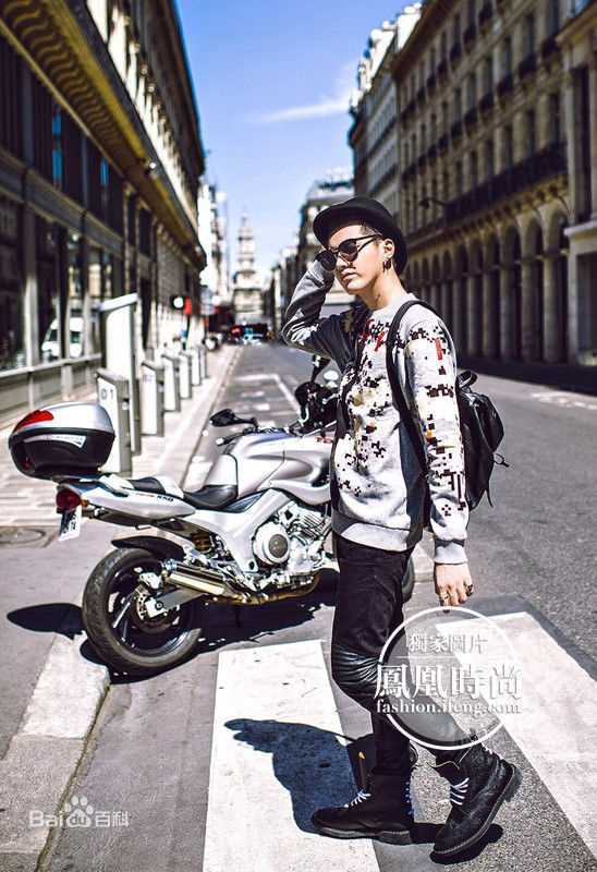 吴亦凡(KRIS) 街拍素颜照壁纸