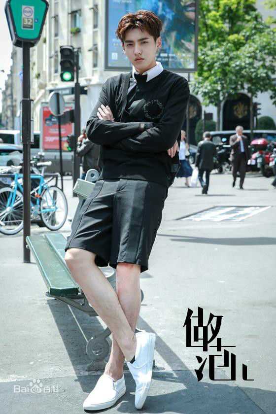 吴亦凡(KRIS) 街拍素颜照壁纸