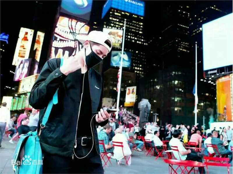 吴亦凡(KRIS) 街拍素颜照壁纸
