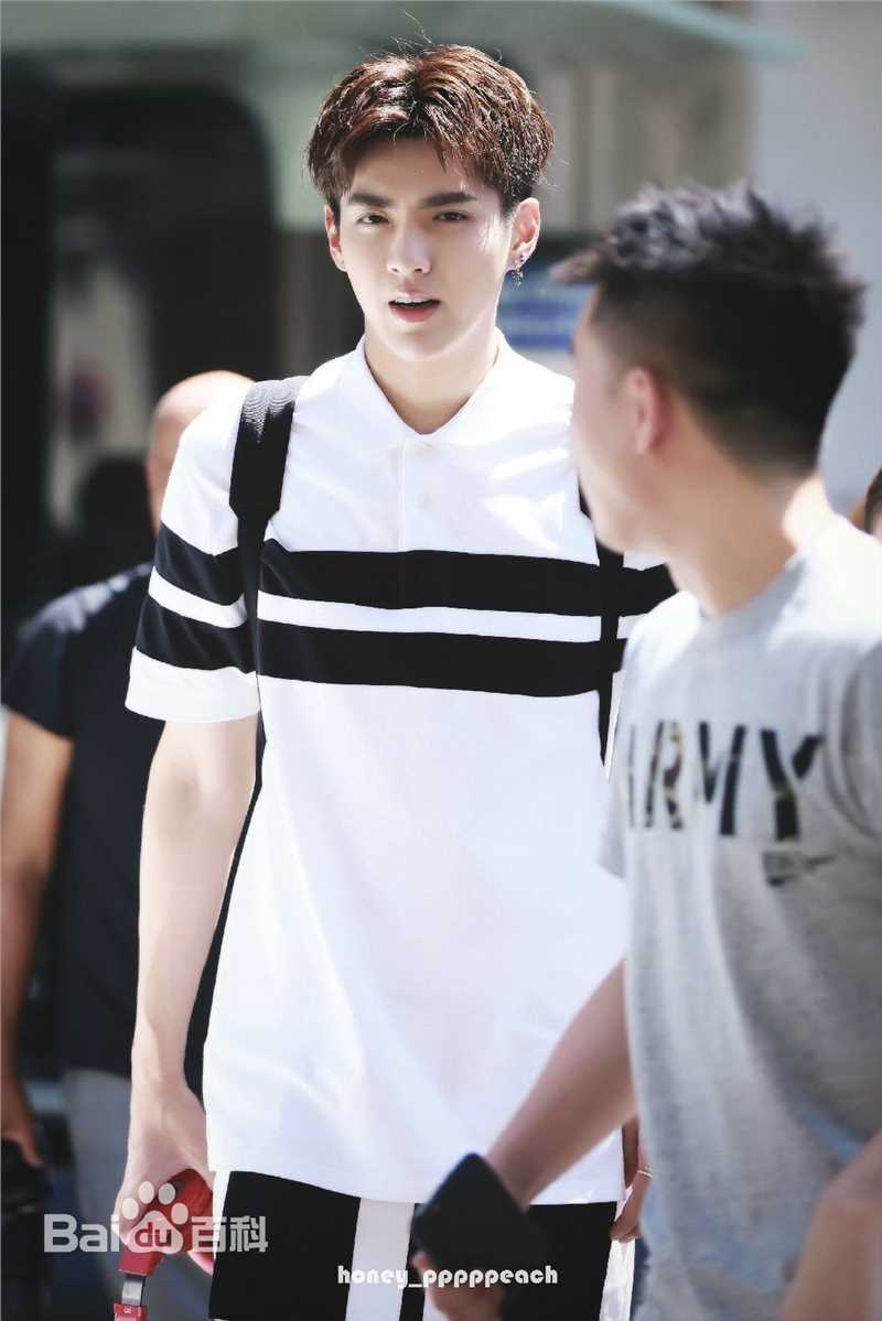 吴亦凡(KRIS) 街拍素颜照壁纸