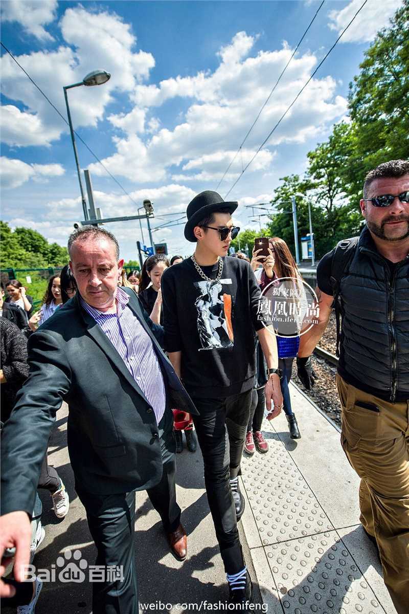 吴亦凡(KRIS) 街拍素颜照壁纸