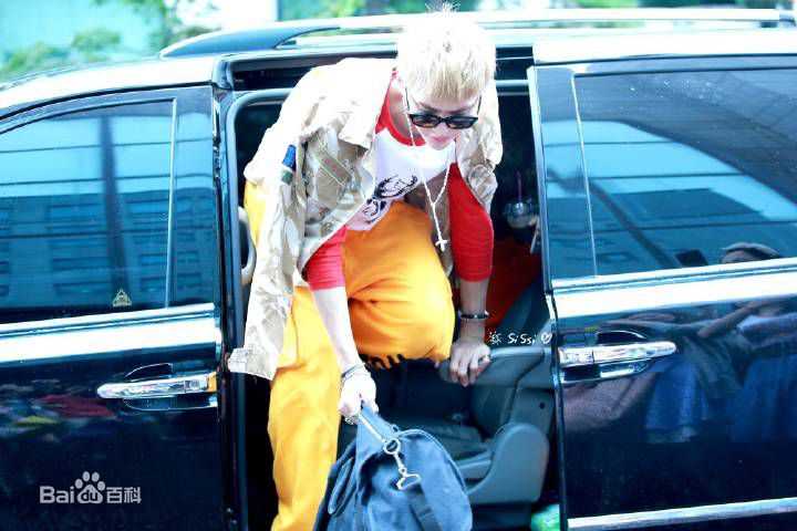 吴亦凡(KRIS) 街拍素颜照壁纸