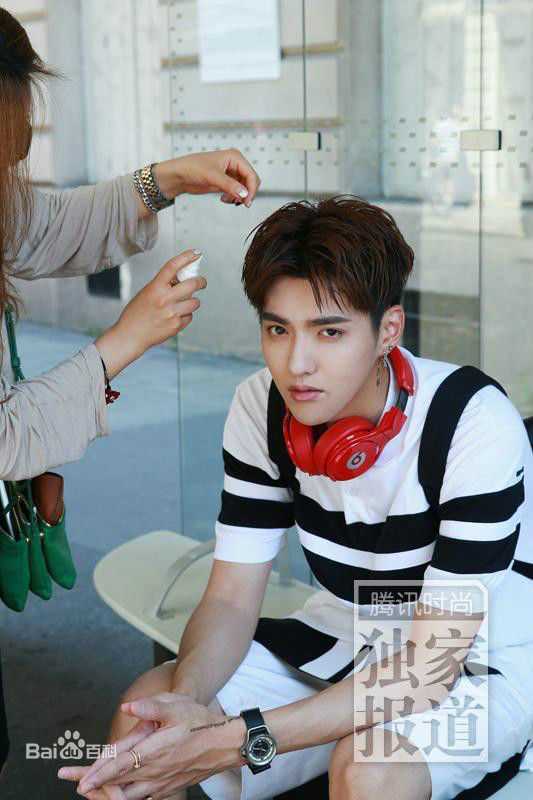 吴亦凡(KRIS) 街拍素颜照壁纸