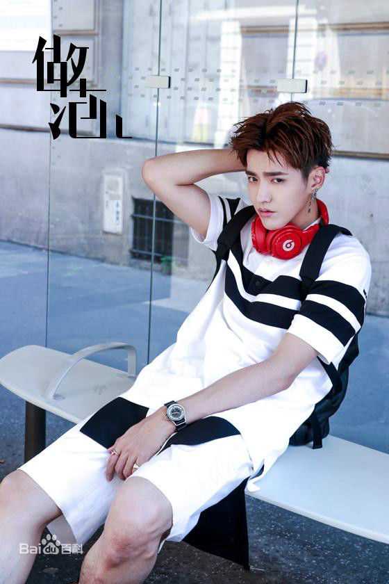 吴亦凡(KRIS) 街拍素颜照壁纸