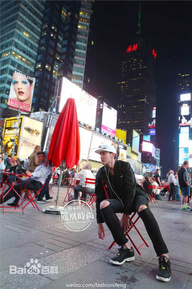 吴亦凡(KRIS) 街拍素颜照壁纸