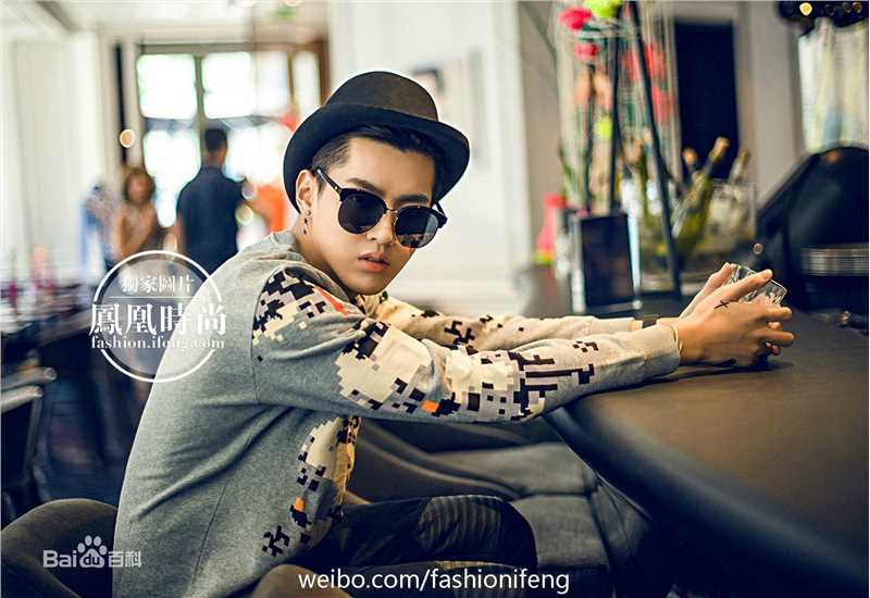 吴亦凡(KRIS) 街拍素颜照壁纸