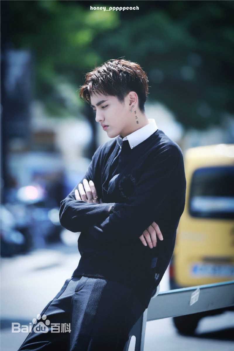 吴亦凡(KRIS) 街拍素颜照壁纸