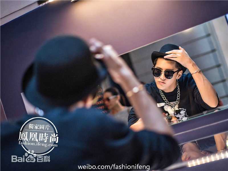 吴亦凡(KRIS) 街拍素颜照壁纸