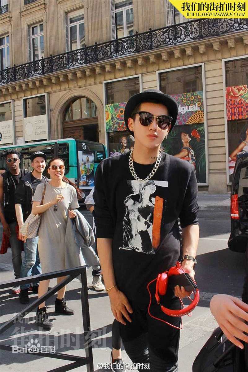 吴亦凡(KRIS) 街拍素颜照壁纸