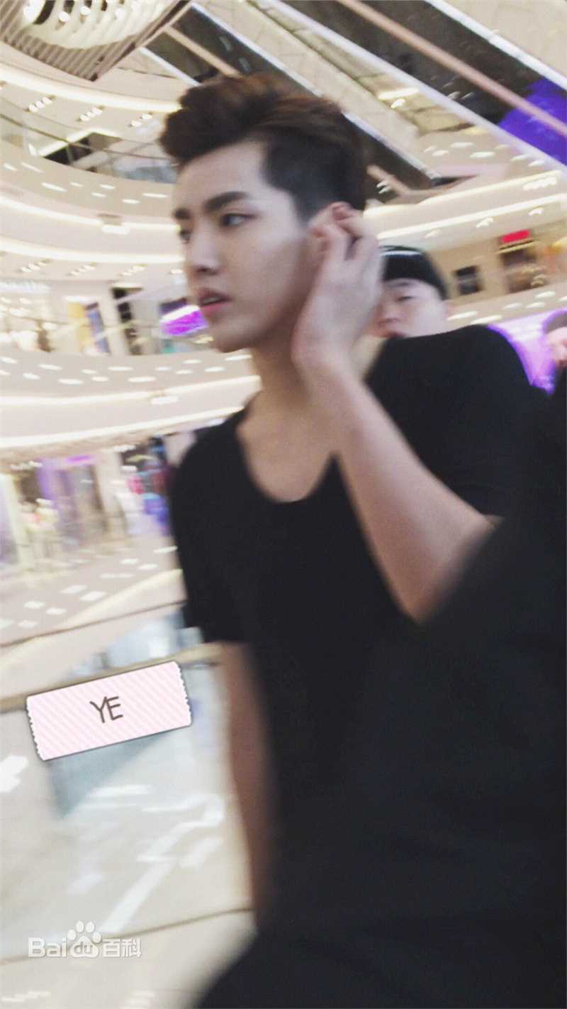 吴亦凡(KRIS) 街拍素颜照壁纸