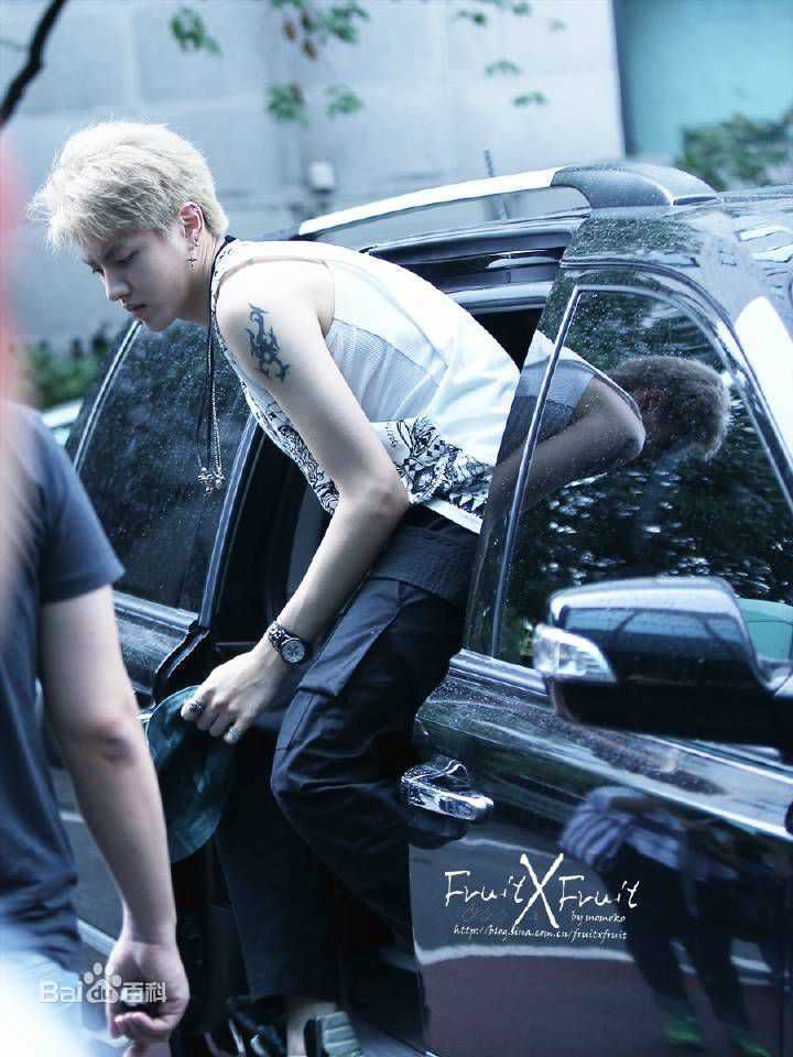 吴亦凡(KRIS) 街拍素颜照壁纸