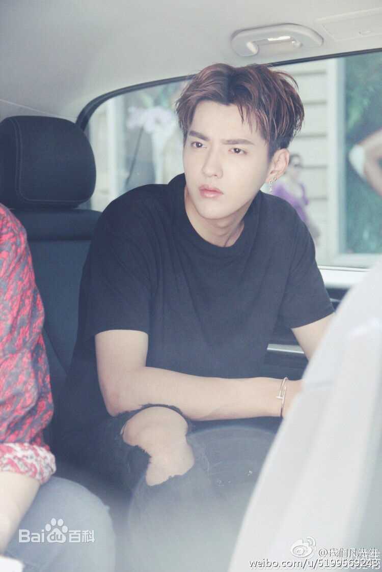 吴亦凡(KRIS) 街拍素颜照壁纸