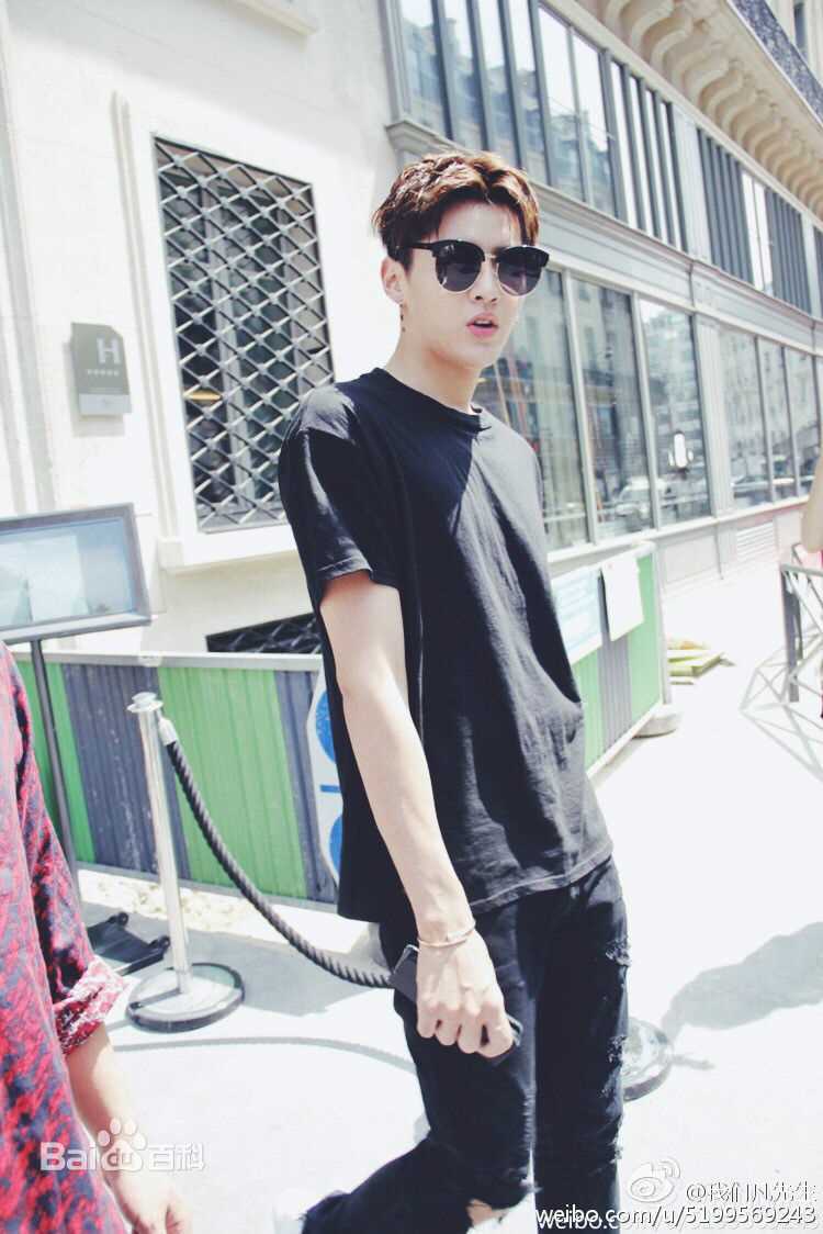 吴亦凡(KRIS) 街拍素颜照壁纸