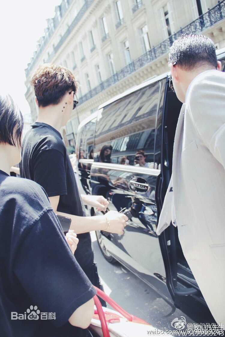 吴亦凡(KRIS) 街拍素颜照壁纸