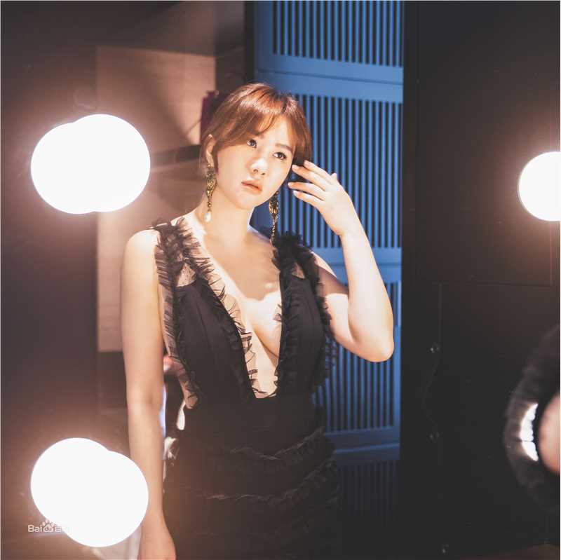 最新孟瑶(NatalieYaoMeng)在单曲《董先生》中的壁纸