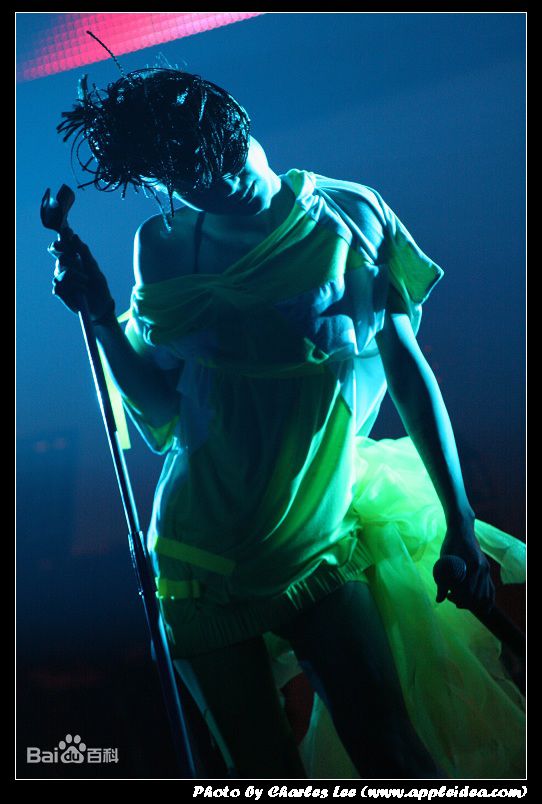 卢巧音(Candy Lo)演出照素颜照壁纸