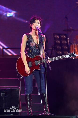 卢巧音(Candy Lo)演出照素颜照壁纸