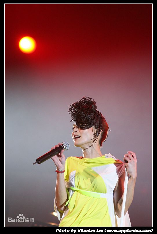 卢巧音(Candy Lo)演出照素颜照壁纸