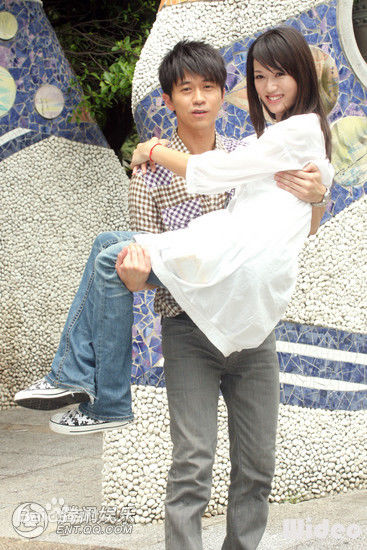 光良（艺名）(Michael Wong)右手边MV图集前后照片