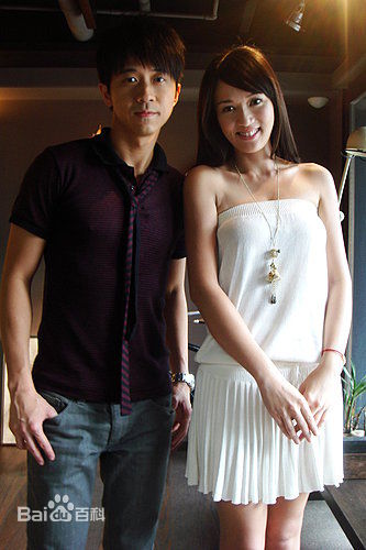 光良（艺名）(Michael Wong)右手边MV图集前后照片