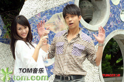 光良（艺名）(Michael Wong)右手边MV图集前后照片