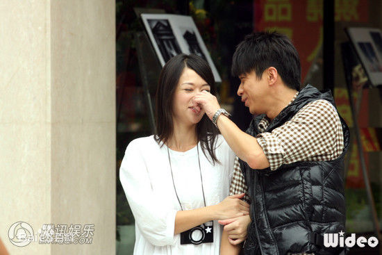 光良（艺名）(Michael Wong)右手边MV图集前后照片