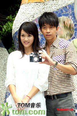 光良（艺名）(Michael Wong)右手边MV图集前后照片