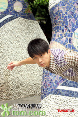 光良（艺名）(Michael Wong)右手边MV图集前后照片