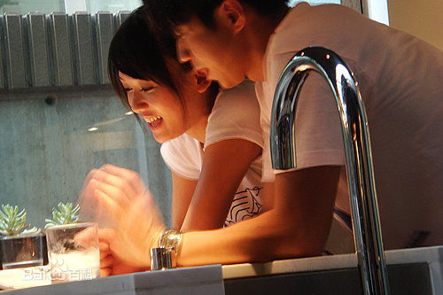 光良（艺名）(Michael Wong)右手边MV图集前后照片