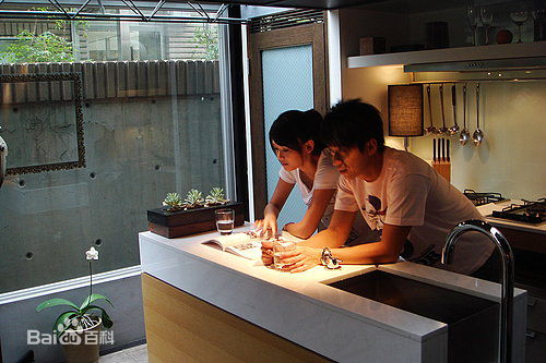 光良（艺名）(Michael Wong)右手边MV图集前后照片