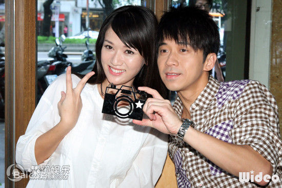 光良（艺名）(Michael Wong)右手边MV图集前后照片