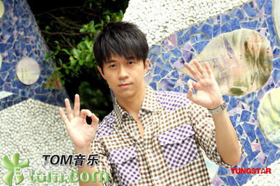 光良（艺名）(Michael Wong)右手边MV图集前后照片