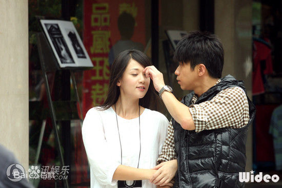 光良（艺名）(Michael Wong)右手边MV图集前后照片