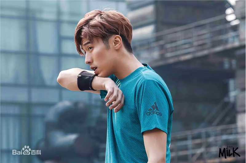 周游最新时尚杂志图集