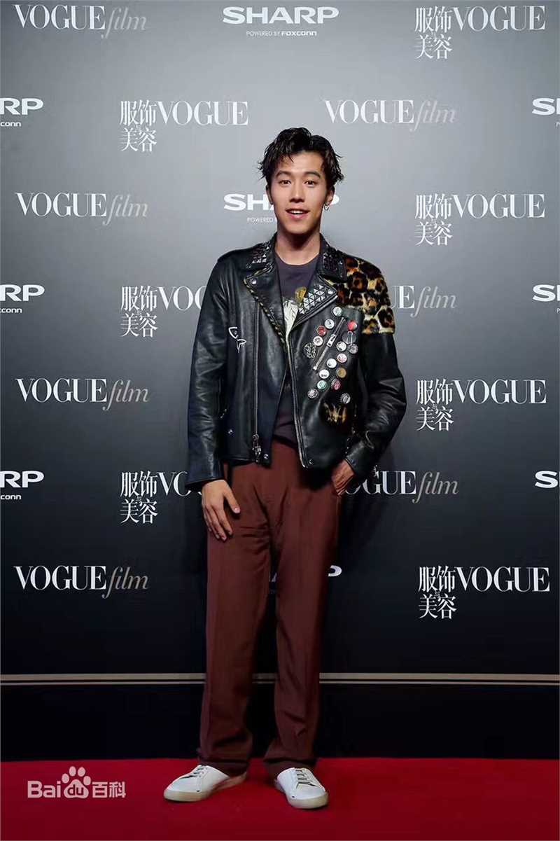 周游最新时尚杂志图集