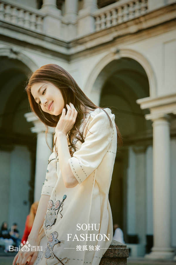 张慧雯(Zhang Huiwen)米兰街拍生活照