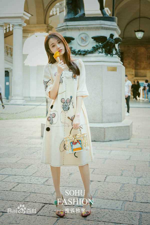 张慧雯(Zhang Huiwen)米兰街拍生活照