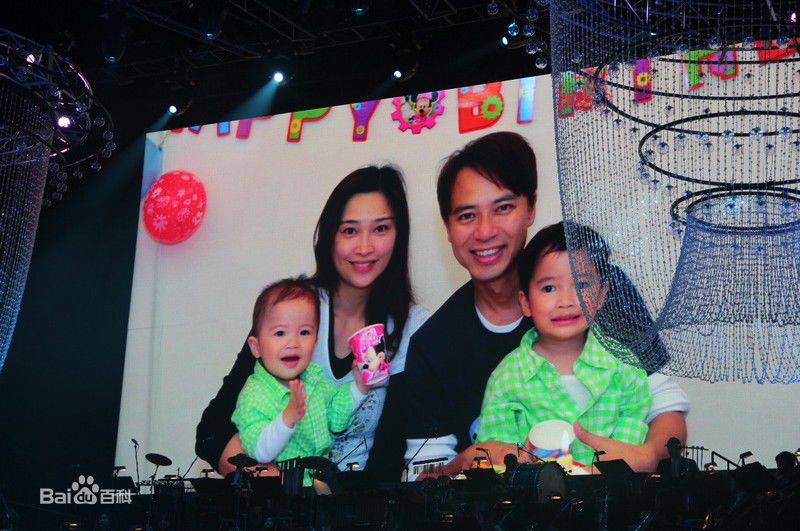 李克勤(Hacken Lee)2011克勤x小交演唱会性感图片壁纸