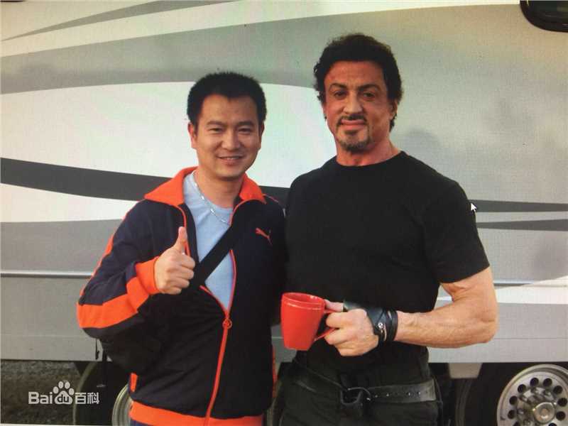 国建勇明星合影素颜照壁纸