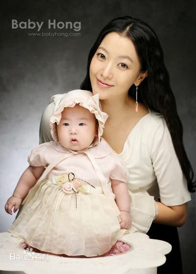 金喜善(Katie、 、Kim Hee Seon)和她女儿的合照壁纸壁纸