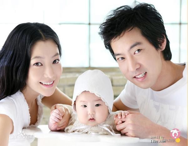 金喜善(Katie、 、Kim Hee Seon)和她女儿的合照壁纸壁纸