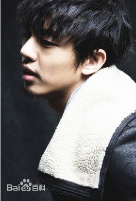 刘亚仁(Yoo Ah In、ユアイン)百变型男前后照片