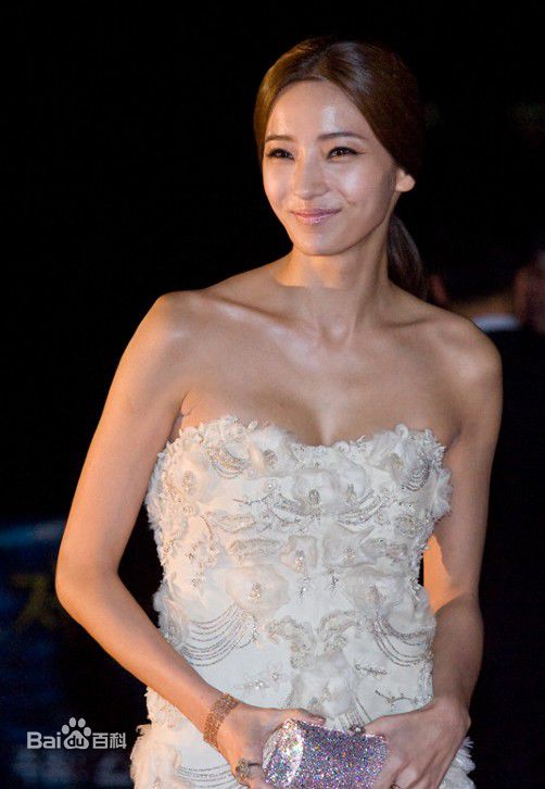韩彩英(Han Chae Young、)参加2011年青龙奖仪式前后照片